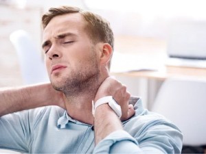 درد گردن در اغلب موارد ناشی از فرسایش مهره‌های گردن می‌باشد که به علت افزایش سن و استفاده زیاد از گردن و بازوها رخ می‌دهد و در زنان نیز بیشتر از مردان دیده می‌شود.