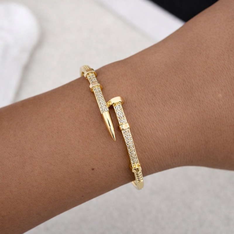 دستبند میخ نگین دار