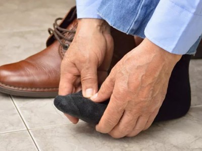 چگونه کفش تنگ را گشاد کنیم؟ راهکار‌های خانگی