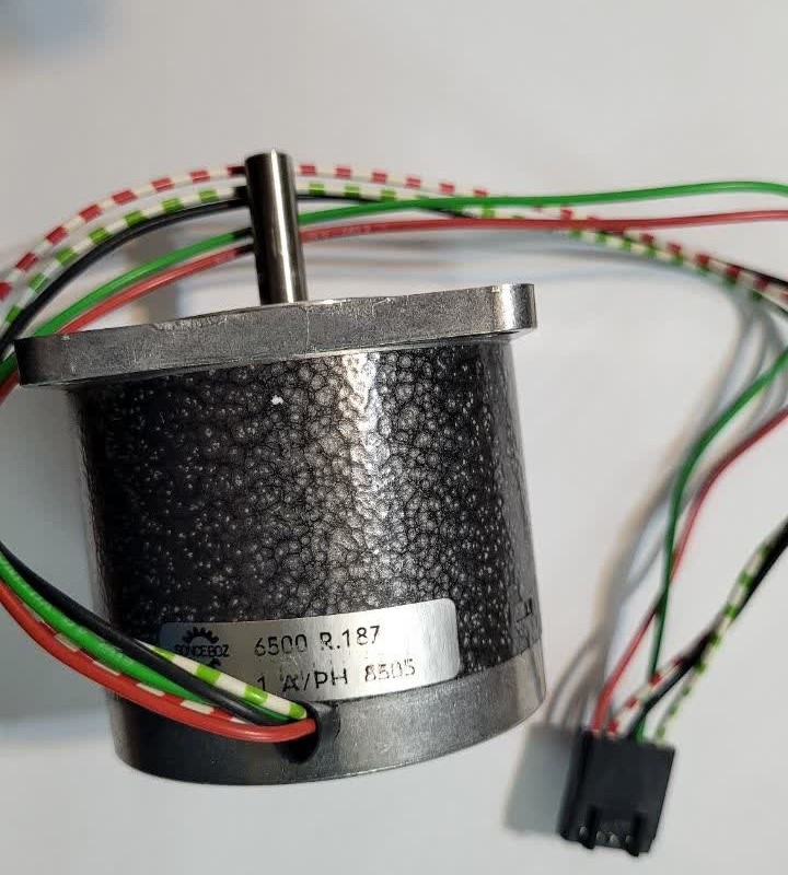 استپر موتور 24 ولت 1 آمپر با شافت یک چهارم و گشتاور 8kg برند SONCEBOZ سوئیس اصل