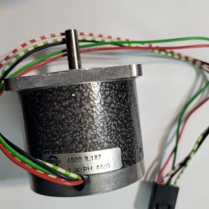 استپر موتور 24 ولت 1 آمپر با شافت یک چهارم و گشتاور 8kg برند SONCEBOZ سوئیس اصل