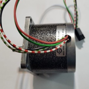 استپر موتور 24 ولت 1 آمپر با شافت یک چهارم و گشتاور 8kg برند SONCEBOZ سوئیس اصل