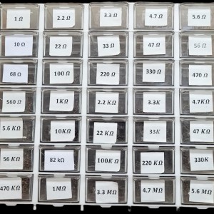 پک کامل مقاومت 1/4 وات 5 درصد 100 تایی به همراه جعبه 35 خانه سفید 5*7