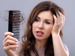 ریزش مو | علائم، عوامل، جلوگیری و درمان