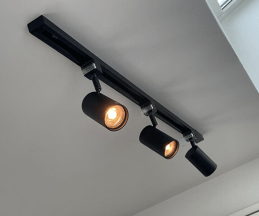 چراغ ریلی رامیلا؛ بهترین انتخاب برای نورپردازی مدرن فروشگاهی به شمار می‌رود