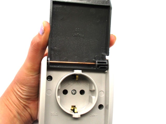 پریز برق بارانی روکار رویان مدل پریز صنعتی ارت دار