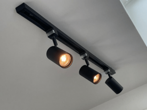 چراغ ریلی رامیلا؛ بهترین انتخاب برای نورپردازی مدرن فروشگاهی به شمار می‌رود