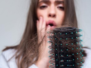 علت ریزش مو در زنان و راه‌های درمان آن