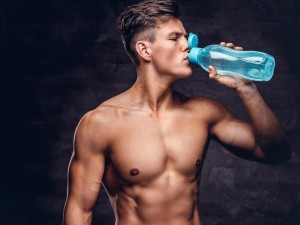 در حین ورزش چه مقدار آب بنوشیم؟ فواید نوشیدن آب حین بدنسازی