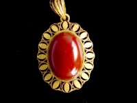 مدال طلا با سنگ عقیق