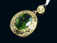 مدال آویز طلا با سنگ زبرجد