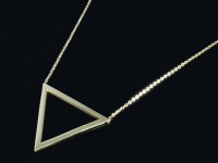 گردنبند مثلثی