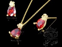 نیمست طلا با نگین یاقوت کبود سنتتیک به همراه زنجیر