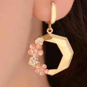 گوشواره طلا 18 عیار زنانه طلای مستجابی مدل ورسای کد 75