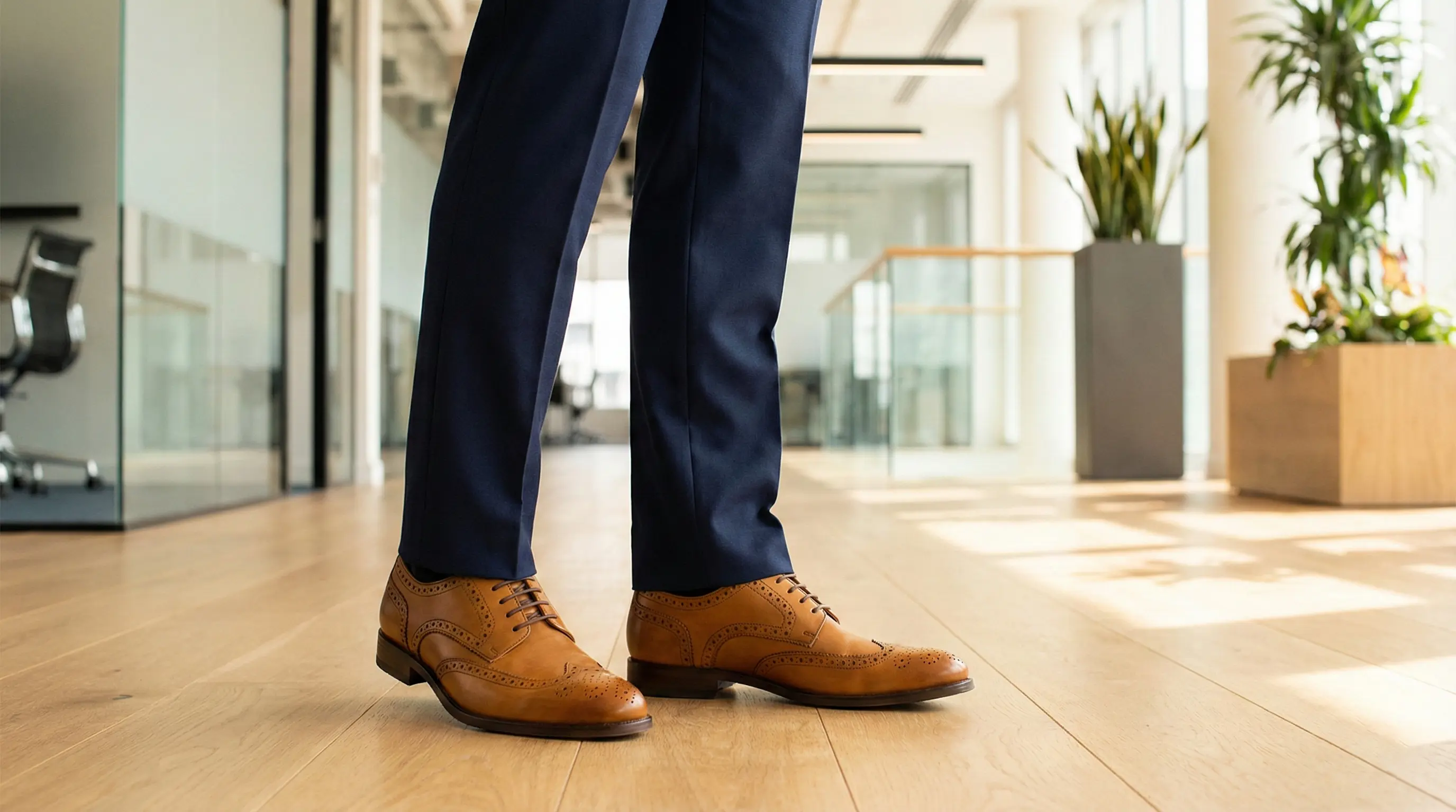 ست کردن کفش هشترک مردانه عسلی با شلوار سرمه&zwnj;ای برای استایل اداری و رسمی