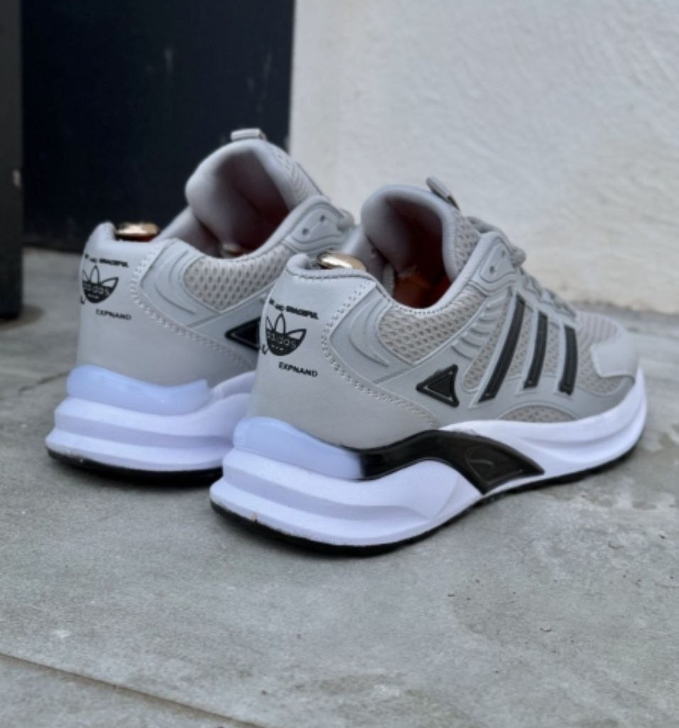 حراج ویژه کفش اسپرت مردانه مدل جدید آدیداس شیک و خاص رنگ طوسی مشکی با ارسال رایگان