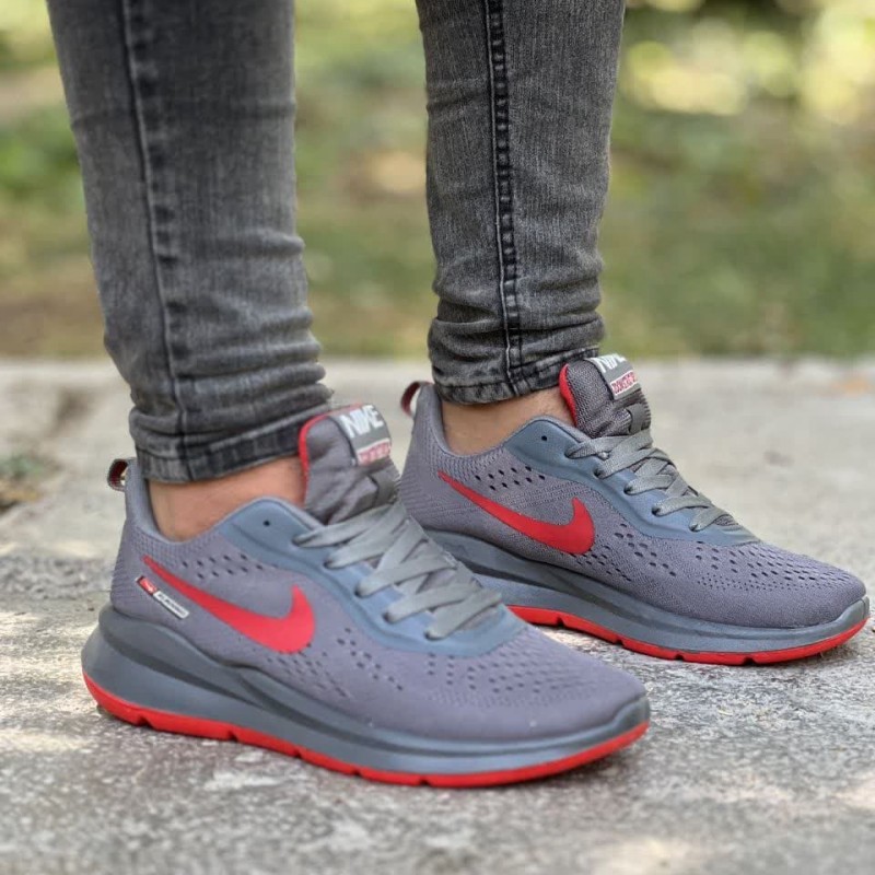 فروش جذاب کفش اسپرت مردانه پسرانه مدل نایک زیره تزریق  محکم و بادوام رنگ طوسی  زیره قرمز