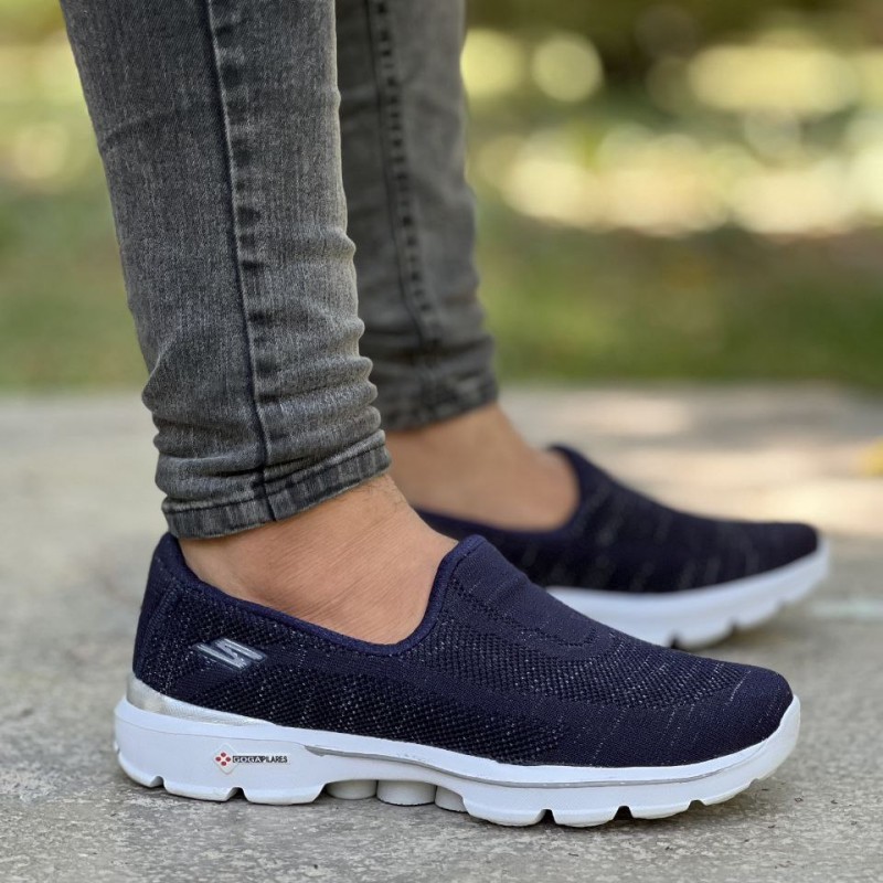 حراج فوق العاده  کفش اسکیچرز مردانه طبی شیک و به روز مخصوص پیاده روی  رنگ  سرمه ای