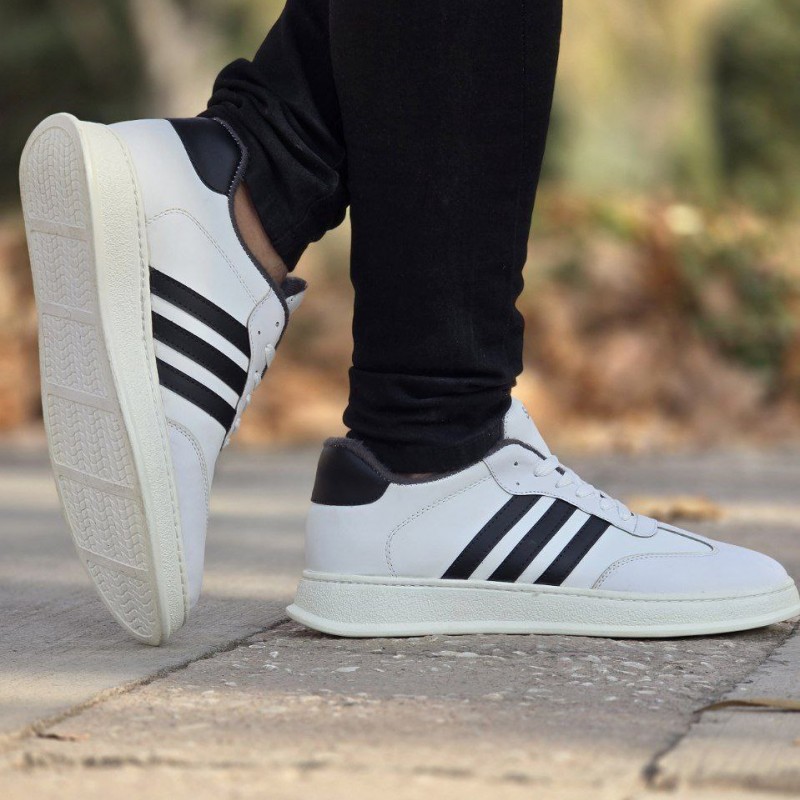 حراج واقعی  کفش کتونی اسپرت مردانه  وپسرانه مدل آدیداس رنگ سفید مشکی یه کار شیک و زیبا با ارسال رایگان