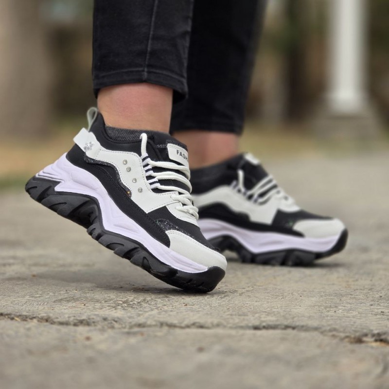 فروش وااااقعی کفش اسپرت دخترانه مدل فشیون نگینی یه مدل عالی  رنگ مشکی سفید  باارسال رایگان