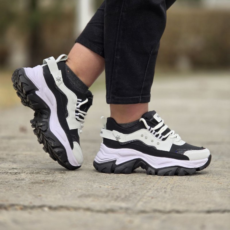 فروش دلبر و جذاب کفش اسپرت دخترانه مدل فشیون نگینی با دوام بالا رنگ مشکی سفید باارسال رایگان