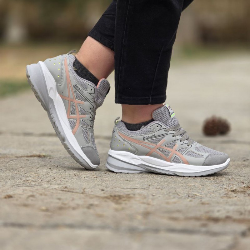 حراج دلبرانه کفش کتونی اسپرت دخترانه مدل رامیلا آسیکس جذاب و پرفروش رنگ طوسی کرم باارسال رایگان