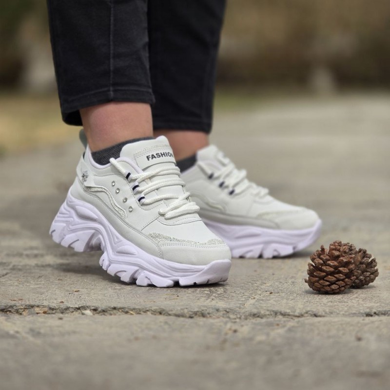 فروش بینظیر کفش اسپرت دخترانه مدل فشیون نگینی بسیار عالی رنگ سفید تمام  باارسال رایگان