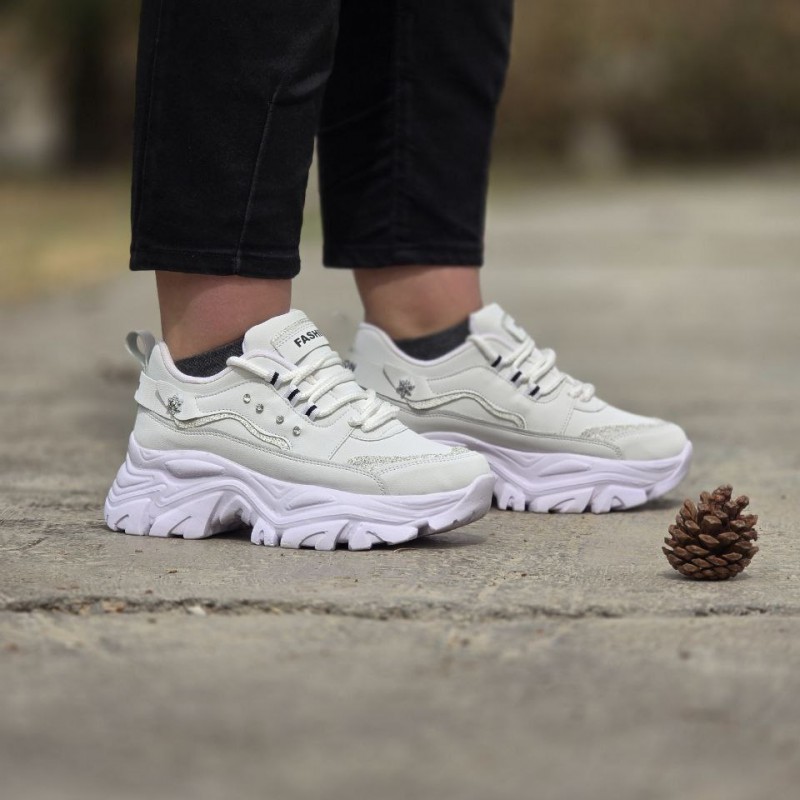 تخفیف جدید این هفته کفش اسپرت دخترانه مدل فشیون نگینی مناسب خانم های خوش سلیقه رنگ سفید تمام  باارسال رایگان