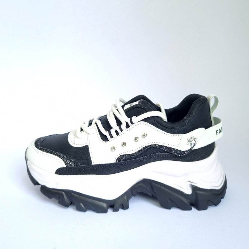 حراج ویژه  کفش اسپرت دخترانه مدل فشیون بسیار شیک و جذاب  رنگ مشکی سفید  باارسال رایگان