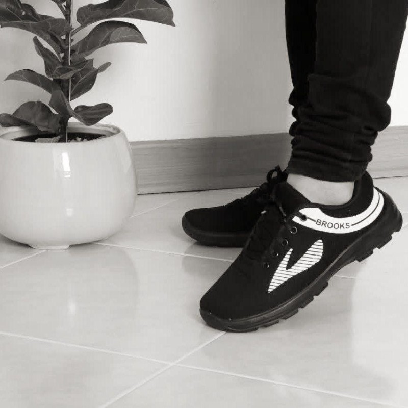 کفش راحتی مردانه پسرانه مدل بروکس رنگ مشکی  سفید