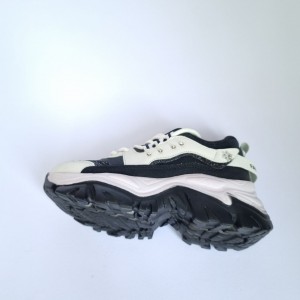 فروش  استثنایی کفش اسپرت دخترانه مدل فشیون بسیار شیک و جذاب  رنگ مشکی سبز   باارسال رایگان