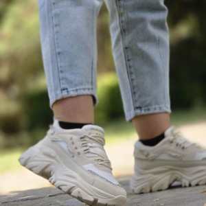 فروش عااالی کفش اسپرت زنانه دخترانه فشیون مدل نگینی بادوام و مقاوم رنگ کرم زیره مشکی باارسال رایگان