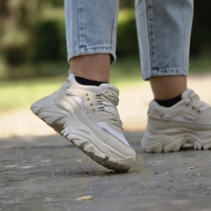 فروش عااالی کفش اسپرت زنانه دخترانه فشیون مدل نگینی بادوام و مقاوم رنگ کرم زیره مشکی باارسال رایگان