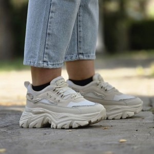 حراجی ویژه کفش اسپرت زنانه دخترانه فشیون مدل نگینی جدید و منحصر بفرد رنگ کرم تمام  باارسال رایگان