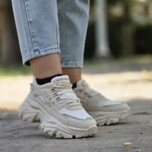 فروش عااالی کفش اسپرت زنانه دخترانه فشیون مدل نگینی بادوام و مقاوم رنگ کرم زیره مشکی باارسال رایگان