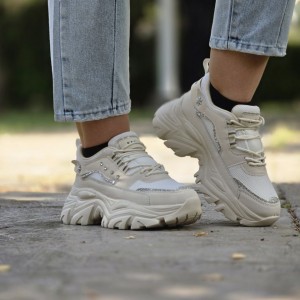 فروش عااالی کفش اسپرت زنانه دخترانه فشیون مدل نگینی بادوام و مقاوم رنگ کرم زیره مشکی باارسال رایگان