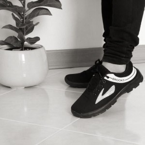 کفش راحتی مردانه پسرانه مدل بروکس رنگ مشکی  سفید