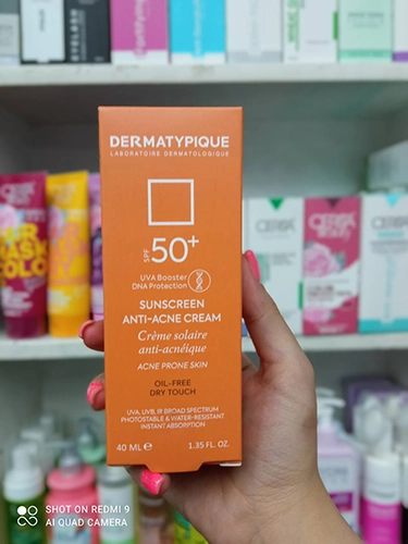 ضد آفتاب بی رنگ آنتی آکنه درماتیپیک  SPF 50پوست چرب و جوش دار 40 میلی لیتر 