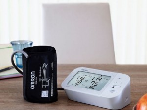 فشار سنج بازویی دیجیتال امرون M6 Comfort با کاف فنری