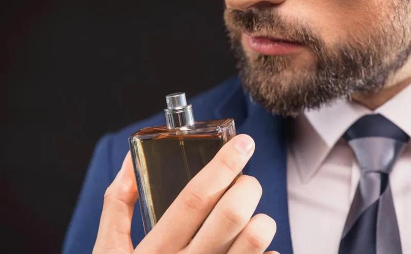 آیا عطر زنانه می تواند مردان را جذب کند
