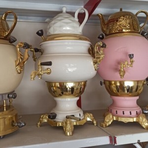 سماور گازی طلایی سماور سفید طلایی سماورگازی عدسی با قوری چینی سفید ضخیم استاندارد رنگ کوره ای براق