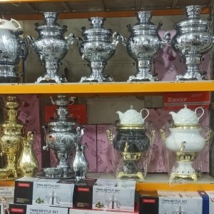 سماور گازی طلایی سماور سفید طلایی سماورگازی عدسی با قوری چینی سفید ضخیم استاندارد رنگ کوره ای براق