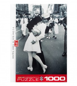 پازل یوروگرافیک 1000 تکه طرح روز بوسه در میدان تایم 0820