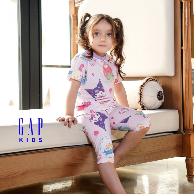 ست تاپ شلوارک گپ طرح کرومی و توت فرنگی