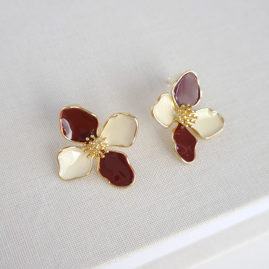 گوشواره گل میناکاری زرشکی و استخونی (ساخت کره)