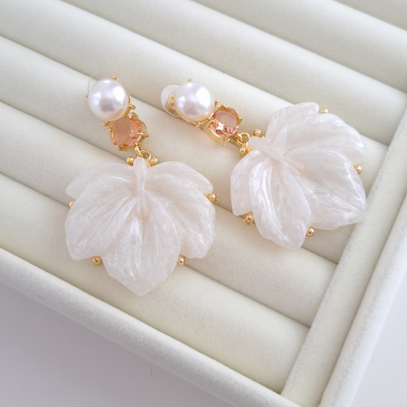 گوشواره  برگ سفید با نگین عسلی