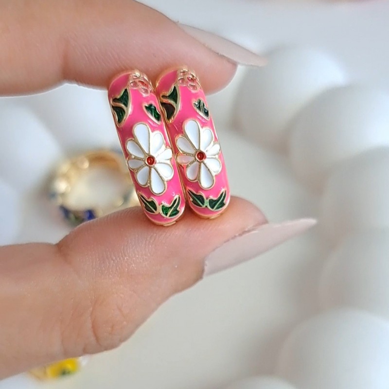 گوشواره میناکاری صورتی پررنگ گل سفید *