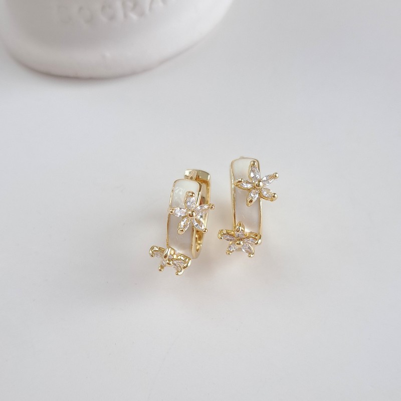 گوشواره حلقه ای شیری با گل باگت دار *
