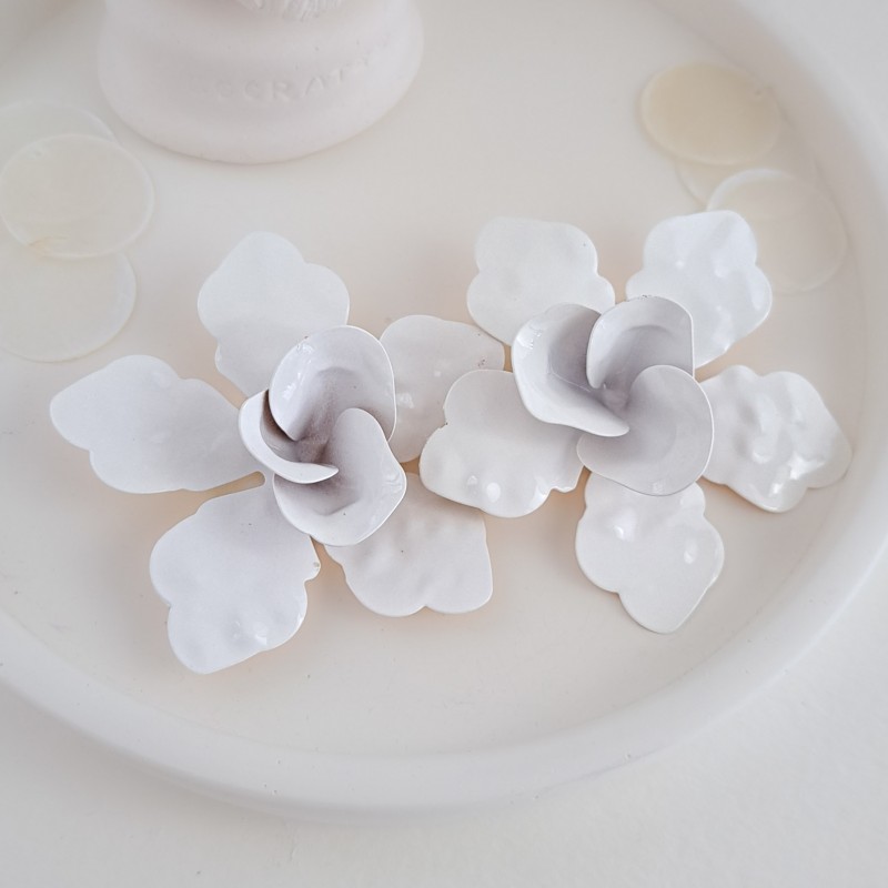 گوشواره گل درشت سفید زارا.