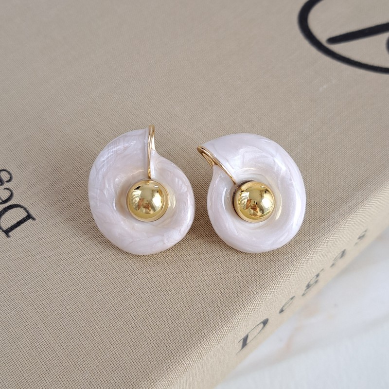 گوشواره حلزون سفید تپل نقطه طلایی